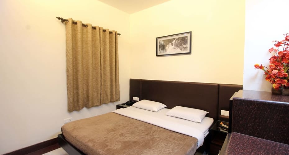 https://imgcld.yatra.com/ytimages/image/upload/t_hotel_yatra_details_desktop/v1466144958/Domestic Hotels/Hotels_New Delhi/Hotel Aman Palace/deluxe_4.jpg